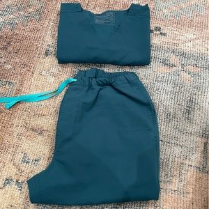 Fig’s men’s medium regular fit top and bottom